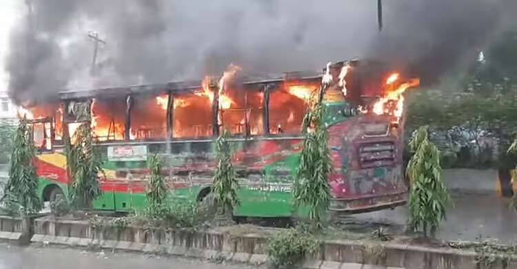 নারায়ণগঞ্জে সড়ক দুর্ঘটনায় পথচারী নিহত, বাসে আগুন