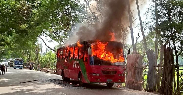 বরিশালে বিআরটিসির চলন্ত বাসে আগুন, প্রাণে বাঁচলেন যাত্রীরা
