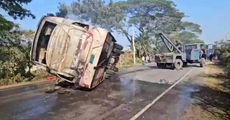 বাস-অটোরিকশা-মোটরসাইকেলের ত্রিমুখী সংঘর্ষ, দগ্ধ হয়ে নিহত ৪