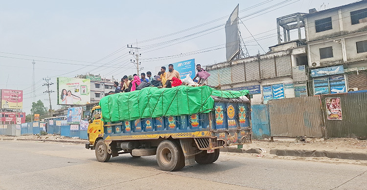 গণপরিবহন সংকট, বাসের ছাদ-ট্রাক-পিকআপে করে বাড়ি যাচ্ছে মানুষ