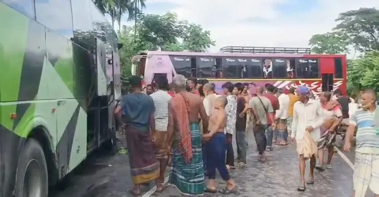 রয়েল-আপন বাসের মুখোমুখি সংঘর্ষ, আহত ২০
