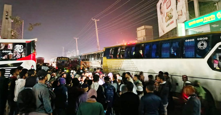বরিশালে ভাড়া নিয়ে শ্রমিক-শিক্ষার্থী সংঘর্ষ, বাস চলাচল বন্ধ
