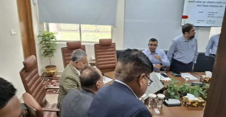 বাসভাড়া বাড়ানো নিয়ে পরিবহন মালিকদের সঙ্গে বসেছেন সড়কমন্ত্রী