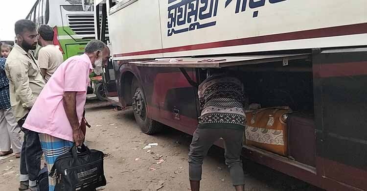 ঈদের পরদিনও ঢাকা ছাড়ছেন অনেকে, নেওয়া হচ্ছে বাড়তি ভাড়া