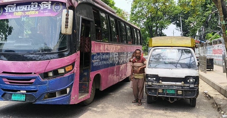 ‘যাত্রী নেই, খালি বাস নিয়েই যাই আর আসি’