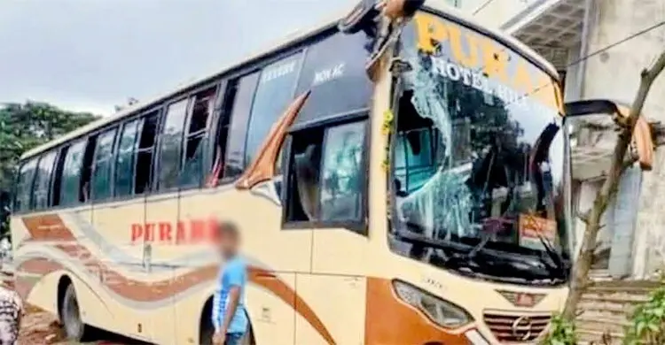 লোহাগাড়ায় দুই বাসের মুখোমুখি সংঘর্ষে নিহত ১