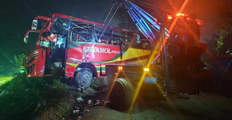 ফেনীতে ঢাকা-চট্টগ্রাম মহাসড়কে বাস উল্টে কাস্টমস কর্মকর্তা নিহত