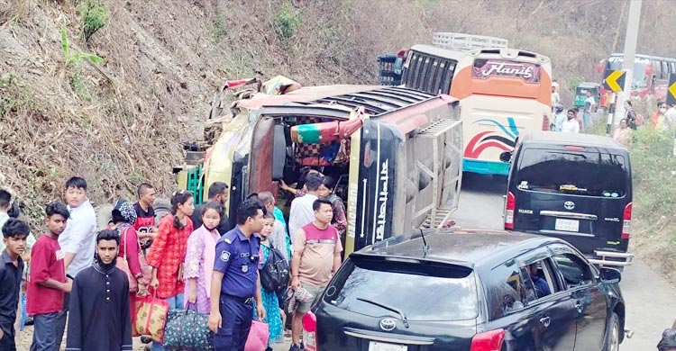 রাঙ্গামাটিতে বাস উল্টে ১৯ যাত্রী আহত