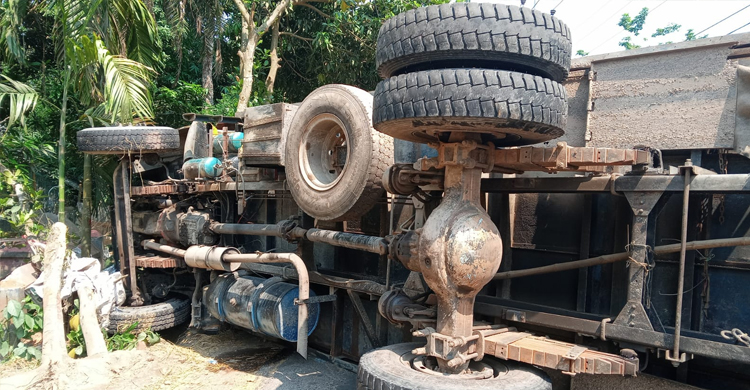 শরীয়তপুরে ট্রাক উল্টে যান চলাচল বন্ধ