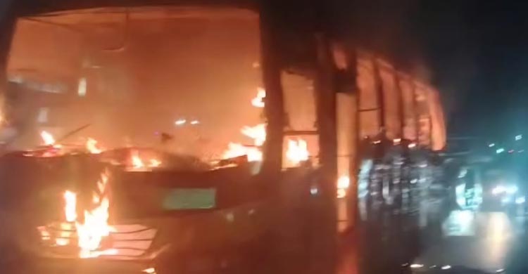 গাজীপুরে চলন্ত বাসে হঠাৎ আগুন