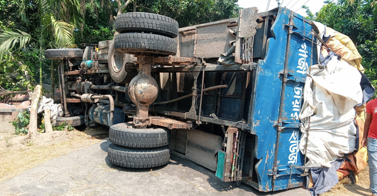 শরীয়তপুরে ট্রাক উল্টে যান চলাচল বন্ধ