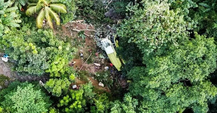 29 killed after bus plunges off cliff in central Philippines