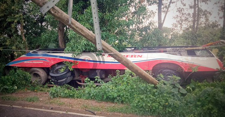 3 killed as bus hits auto-rickshaw in Habiganj