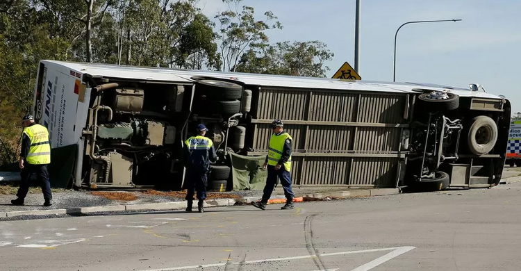 10 people killed in wedding bus crash in Australia