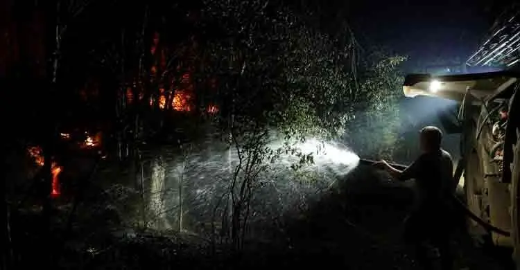 ফ্রান্সের রাজধানী প্যারিসের কাছে ‘অস্বাভাবিক মাত্রার’ দাবানল