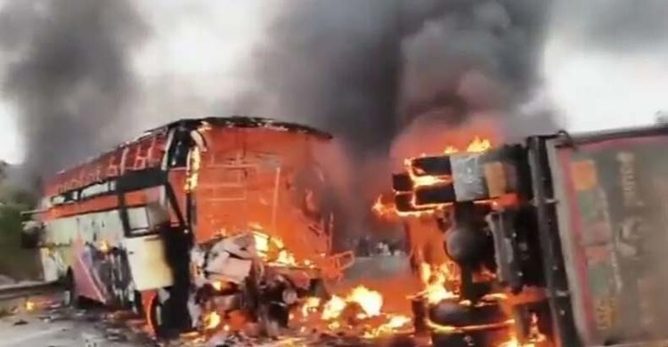 ভারতের যাত্রীবাহী বাসে আগুনের ঘটনায় নিহত ১৪, আহত ২৩