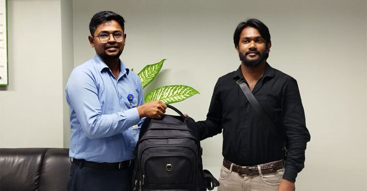 শাহ আমানতে হারানো ব্যাগ ফিরে পেলেন ইন্দোনেশিয়ান নাগরিক