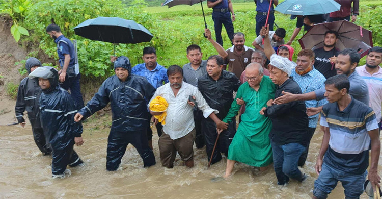 বৃষ্টি বাধা পেরিয়ে ঋতুপর্ণার অসুস্থ মাকে দেখতে গেলেন রিজভী