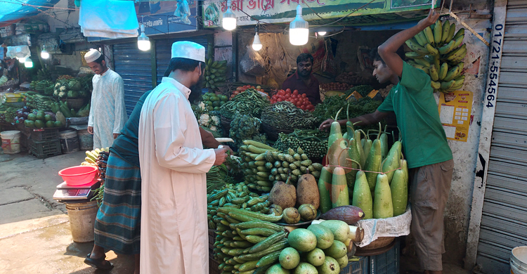 লাগামহীন বাজারে চরম অস্বস্তিতে ক্রেতারা