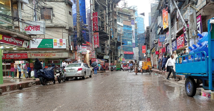 প্রচণ্ড দাবদাহের পর কুমিল্লায় গুঁড়ি গুঁড়ি বৃষ্টি