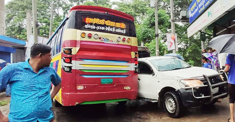 এসিল্যান্ডের গাড়ির সঙ্গে সংঘর্ষ, বাস জব্দ