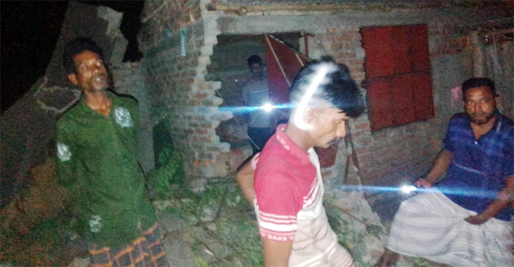 নিয়ন্ত্রণ হারিয়ে বসতবাড়িতে ট্রাক, প্রাণ গেলো চালকের