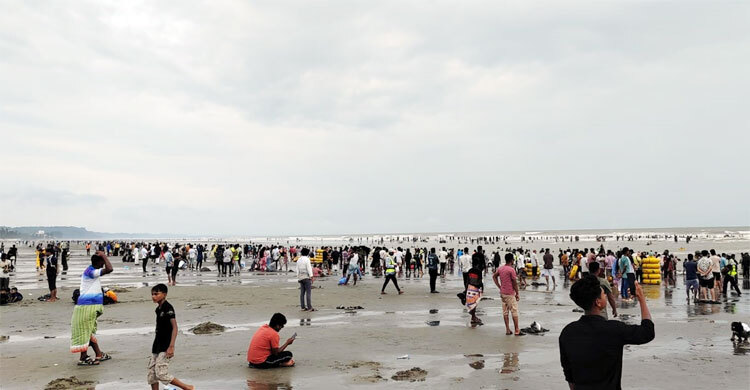 ঈদে পর্যটকশূন্য বেলাভূমি এখন মুখর