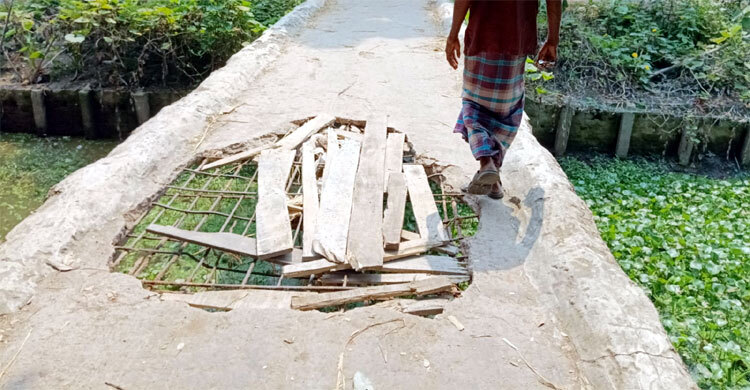 ব্রিজের ওপর কাঠের পাটাতন
