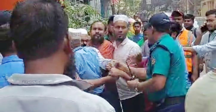 ‘মব’ করে পুলিশের কাছ থেকে আসামি ছিনিয়ে নিলো আওয়ামী লীগের লোকেরা