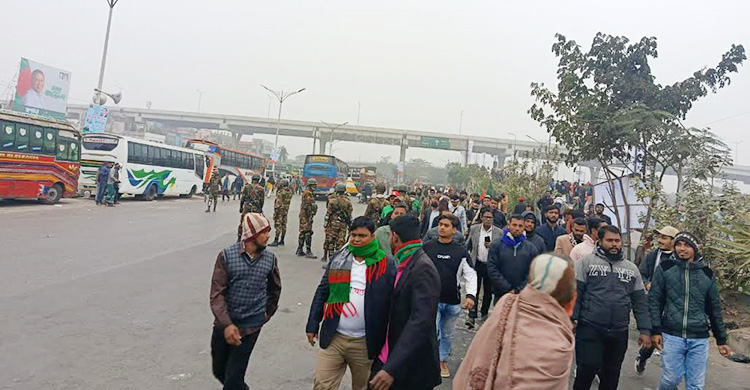 পার্কিং গাড়ি সরিয়ে নেতাকর্মীদের সড়ক ফাঁকা করে দিচ্ছে সেনাবাহিনী