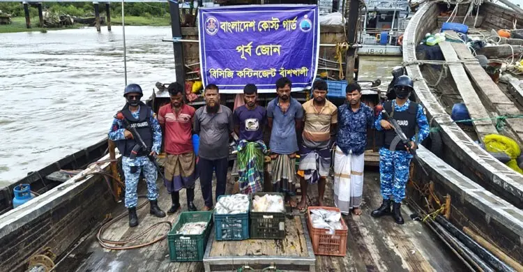 বাঁশখালীতে অবৈধ ট্রলিং বোটসহ ৬ জেলে আটক
