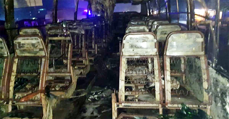 কুমিল্লায় দাঁড়িয়ে থাকা বাসে আগুন