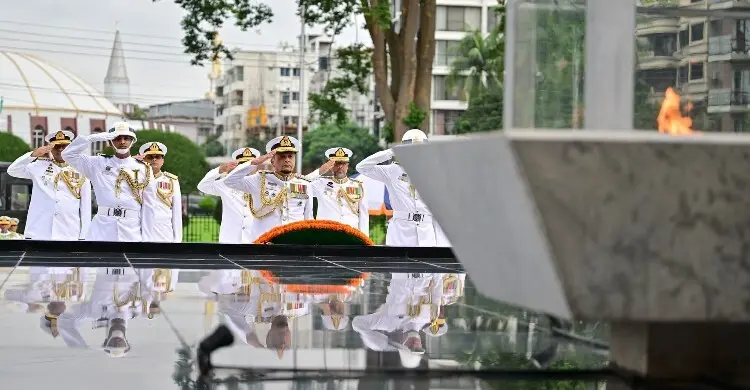 শিখা অনির্বাণে বীর শহীদদের প্রতি বিদায়ী নৌবাহিনী প্রধানের শ্রদ্ধা