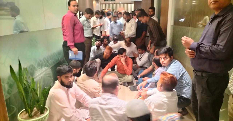উপদেষ্টার কক্ষের সামনে কর্মচারীদের অবস্থান, আশ্বাসে স্থান ত্যাগ