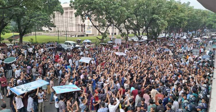 সচিবালয়ের সামনে শিক্ষার্থীদের বিক্ষোভ, সব গেট বন্ধ