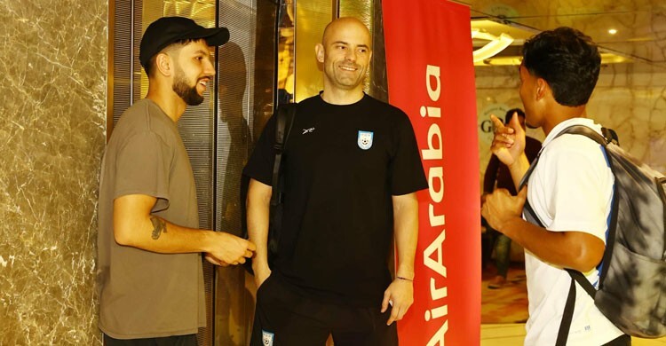 চুক্তি বাড়িয়ে হামজাদের কোচ থাকতে আগ্রহী ক্যাবরেরা