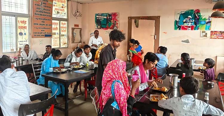 টাকার বদলে প্লাস্টিক বর্জ্য দিয়ে খাওয়া যায় যে ক্যাফেতে