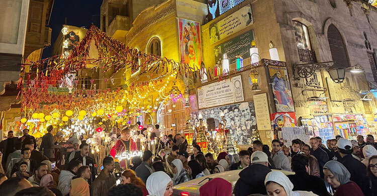 কায়রোর মুইজ স্ট্রিটে রমজানের রাত যেন প্রাণবন্ত মিলনমেলা