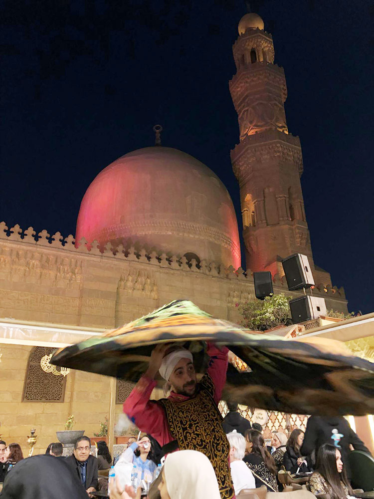 কায়রোর মুইজ স্ট্রিটে রমজানের রাত যেন প্রাণবন্ত মিলনমেলা