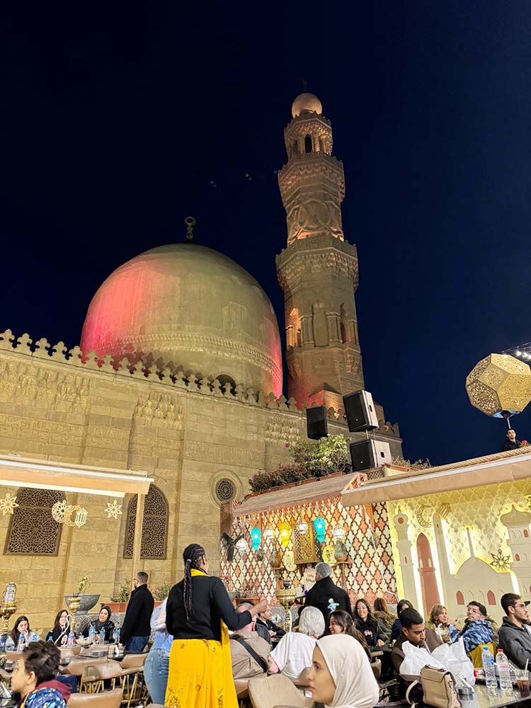 কায়রোর মুইজ স্ট্রিটে রমজানের রাত যেন প্রাণবন্ত মিলনমেলা