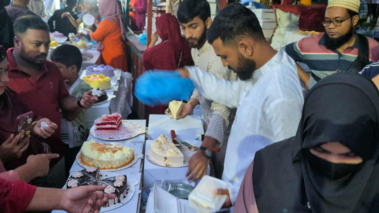 পছন্দের কেক কিনছেন ক্রেতারা/ ছবি: জাগোনিউজ