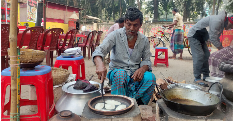 মাগুরায় জমজমাট ফুটপাতের পিঠার দোকান
