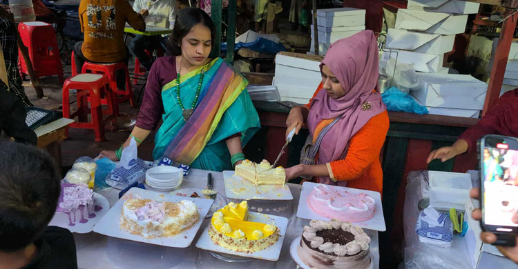 পছন্দের কেক কিনছেন ক্রেতারা/ ছবি: জাগোনিউজ