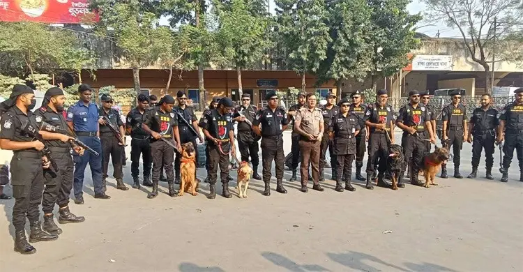কমলাপুর রেলস্টেশনে বোম্ব ডিসপোজাল-ডগ স্কোয়াড নিয়ে মাদকবিরোধী অভিযান