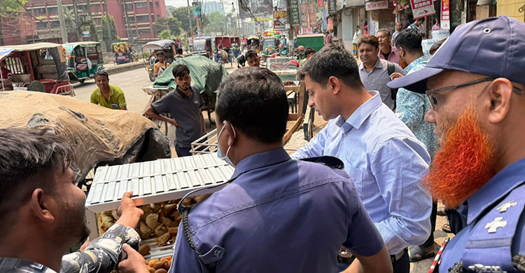 প্রধান সড়কে অবৈধভাবে পার্কিং করে যানজট সৃষ্টি, ১৬ গাড়ি জব্দ