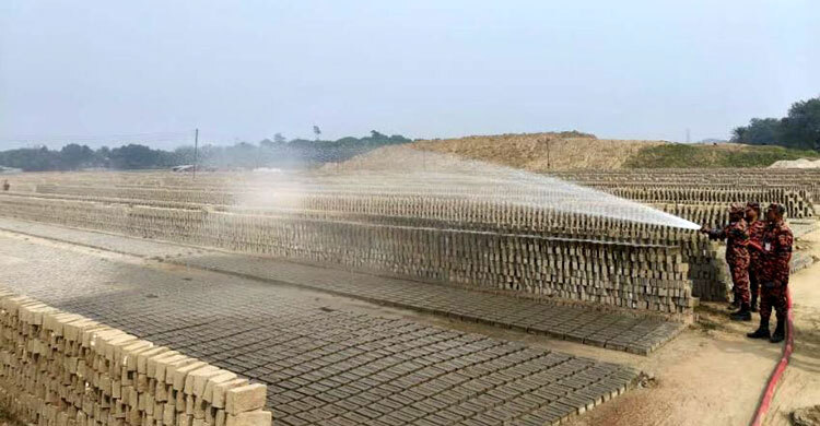 ঝিনাইদহে পানি ঢেলে নষ্ট করা হলো ২ ভাটার কাঁচা ইট