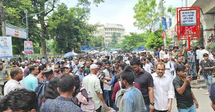 ডাকসু নির্বাচন: চেকপোস্টের সামনে উৎসুক জনতার ভিড়
