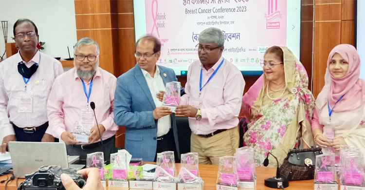 স্তন ক্যানসার সম্মেলনে কৃতজ্ঞতা স্মারক পেলেন ২৫ সাংবাদিক