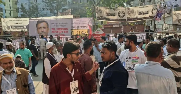 কেন্দ্রের সামনে বাড়ছে প্রার্থীর সমর্থকদের ঢল