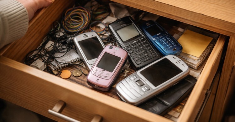 পুরোনো ফোন ঘরে ফেলে রাখছেন? বিপদ ঘটতে পারে